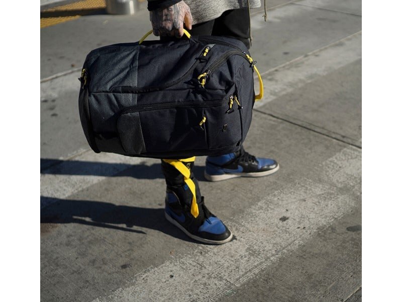 Balo Solo Velocity Max Backpack ACV732 có thể đeo theo nhiều cách khác Balo Solo Velocity Max Backpack ACV732