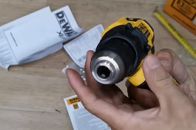 Máy khoan vặn vít dùng pin DeWalt  