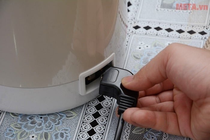 Bình thủy điện Sharp KP-20BTV thiết kế dây điện rời.