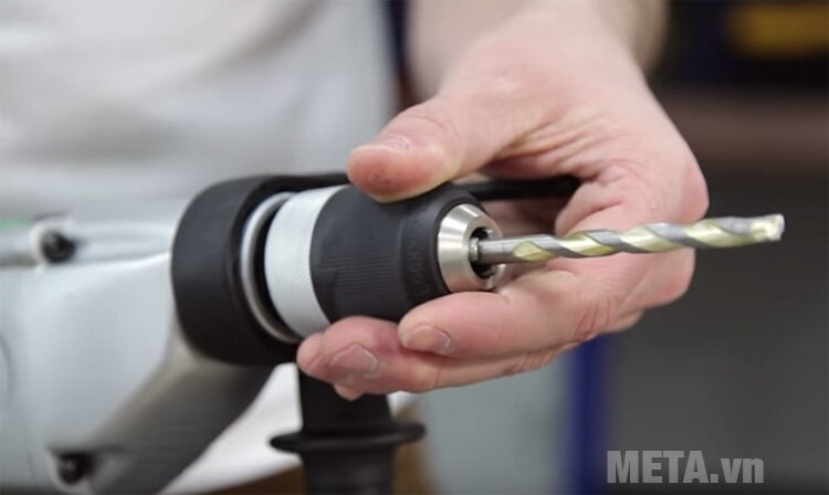 Máy khoan 690W Hitachi DV18V