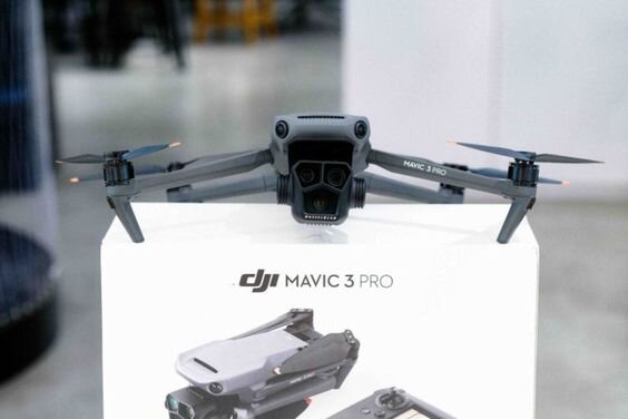 Flycam DJI Mavic 3 Pro Fly More Combo (DJI RC) ghi đến 1 tỷ màu