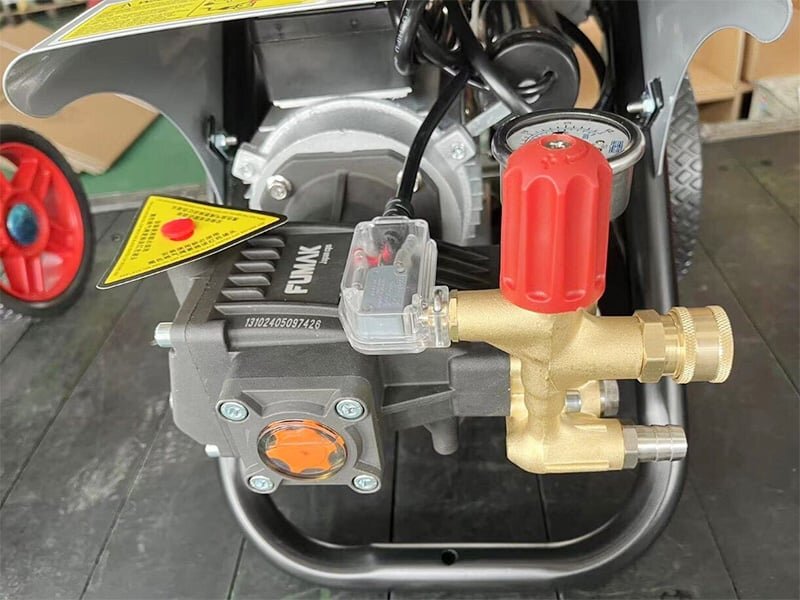 Máy rửa xe công nghiệp Fumak F3000 có động cơ vận hành mạnh mẽ