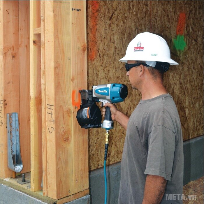 Máy bắn đinh Makita AN902