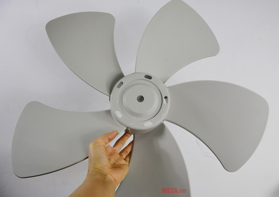 Quạt treo tường Hatari (54cm - 22