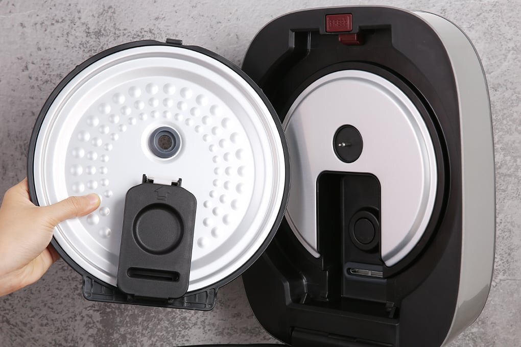 Nắp trong tháo rời của nồi cơm điện Toshiba RC-18IP1PV