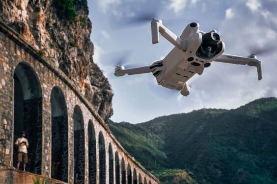 Flycam DJI Mini 4 Pro Fly More Combo truyền video OcuSync 4.0