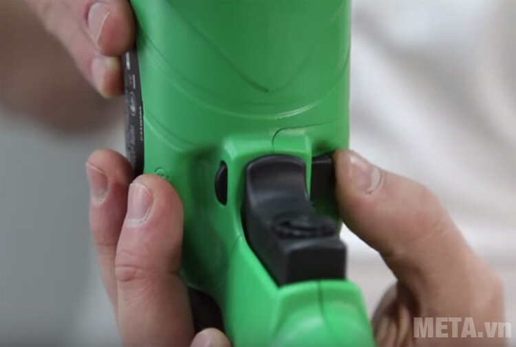 Máy khoan 690W Hitachi DV18V