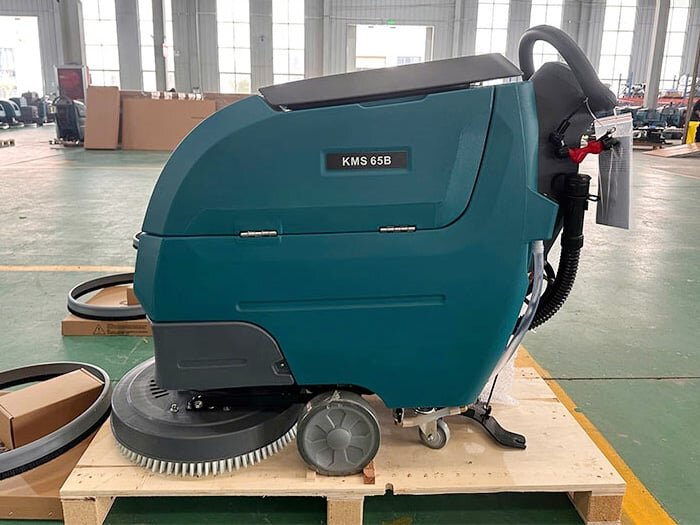 Máy chà sàn công nghiệp Kumisai KMS65B có bình ắc quy dung lượng lên đến 100Ah