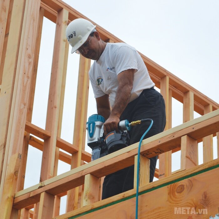 Máy bắn đinh Makita AN902