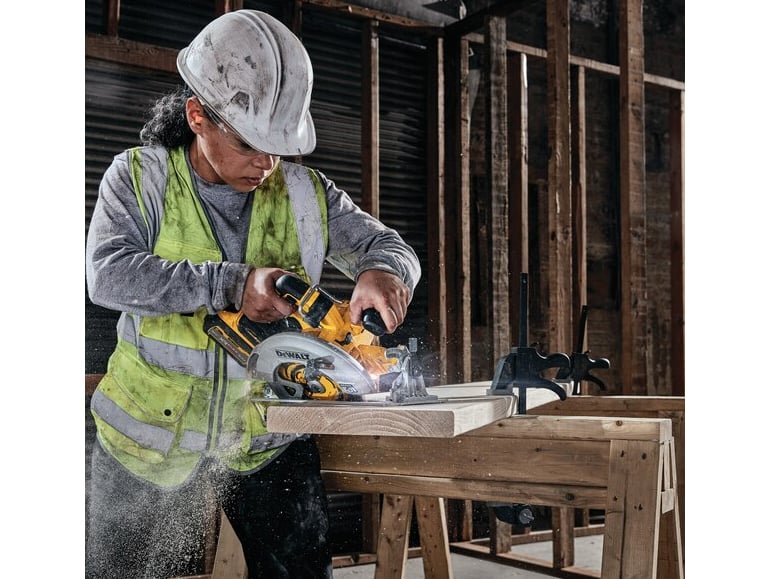 Máy cưa gỗ với góc nghiêng 45 độ Dewalt DCS573T1