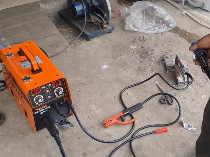 Máy có màn hình hiển thị Vol và dòng hàn BTEC MIG/MMA 200B