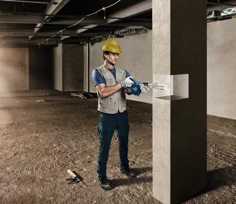 Tay cầm của máy thổi lá Bosch GBL 120 Solo được làm bằng nhựa cao cấp, chống trượt