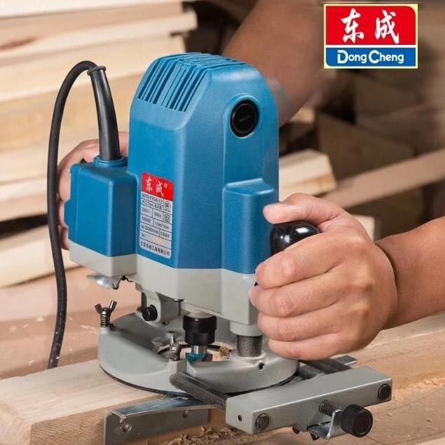 Máy phay DongCheng DMR04-12 có thiết kế cầm tay gọn gàng Máy phay DongCheng DMR04-12