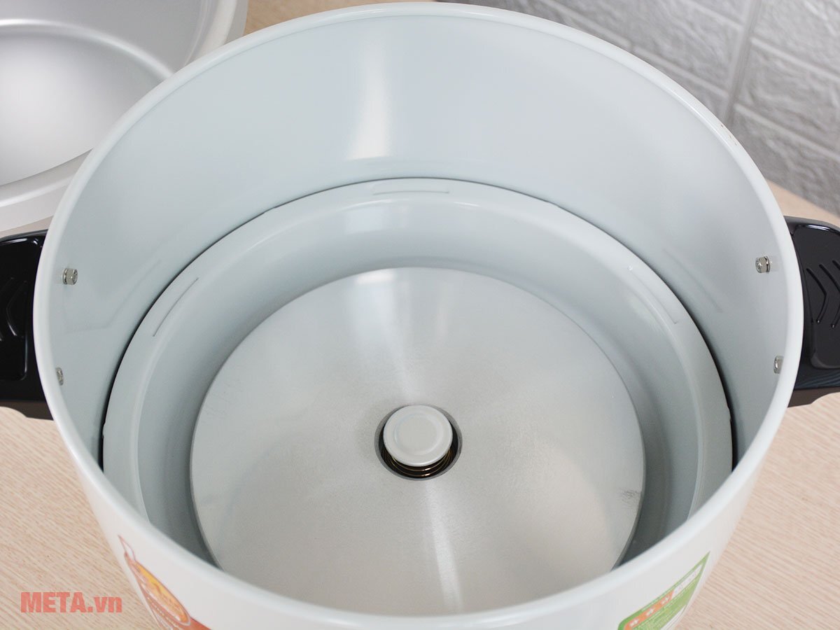 Mâm nhiệt của nồi cơm điện Sharp 3,8 lít KSH D44V khá lớn
