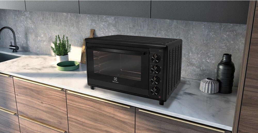 Lò nướng để bàn Electrolux EOT5622XFG công suất 2.250W mạnh mẽ, dung tích lớn đủ cho cả gia đình