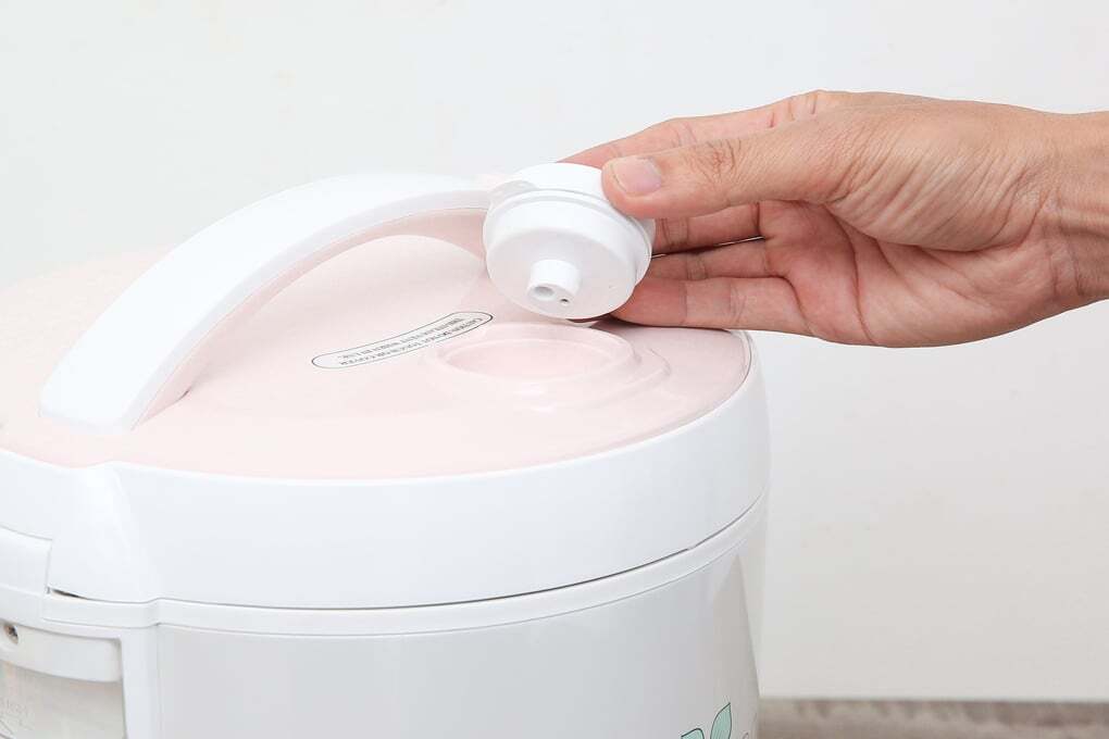 Thao tác tháo van thoát hơi để vệ sinh Nồi cơm điện 1,8 lít