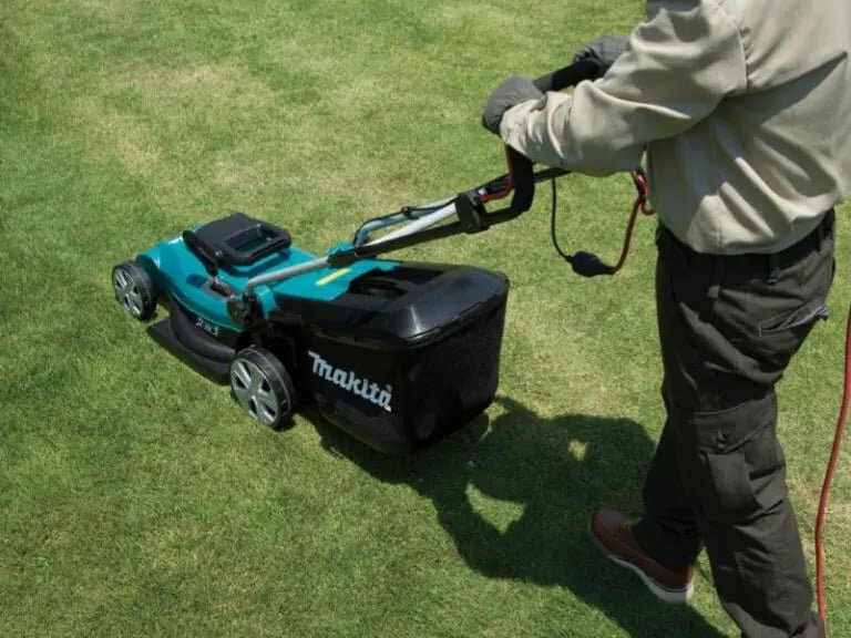 Xe cắt cỏ đẩy Makita ELM4120 có thể dùng cho diện tích lớn lên tới 600m2