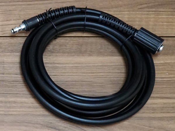 Dây phun làm từ chất liệu dẻo dai, bền chắc