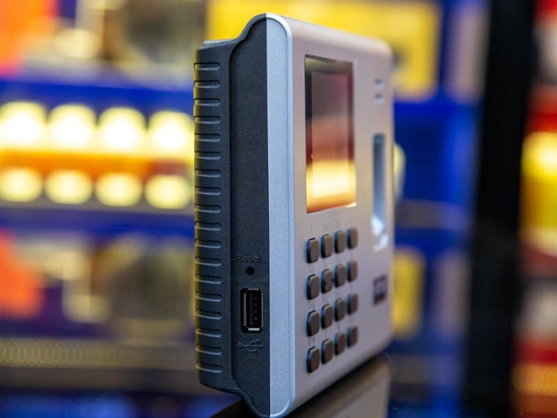 Thiết bị có thiết kế nhỏ gọn, lắp đặt dễ dàng, khả năng nhận diện vân tay nhanh