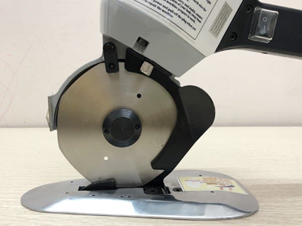 Hình ảnh lưỡi dao độc đáo, sắc bén