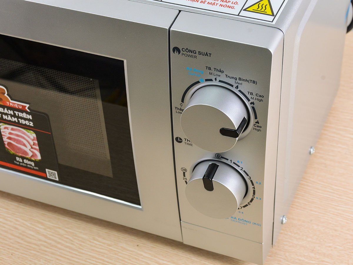 Lò vi sóng Sharp 207 được trang bị 2 núm vặn cơ để điều chỉnh công suất và thời gian