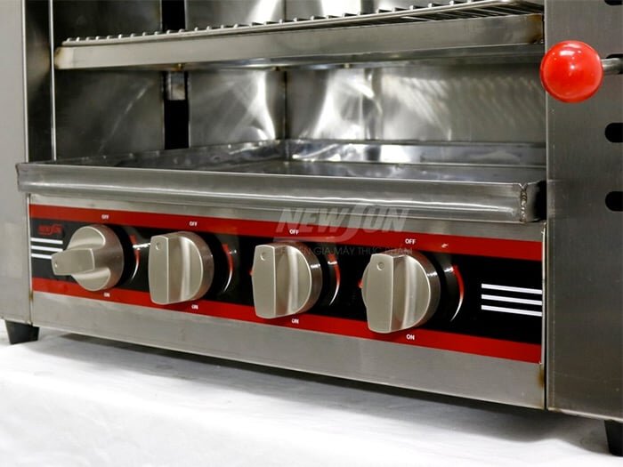 Lò có 4 núm vặn điều chỉnh 