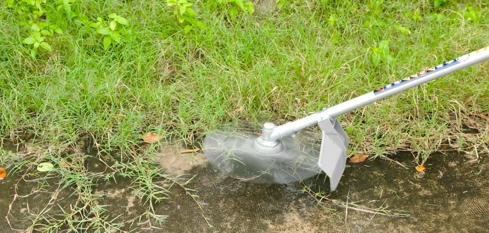 Máy cắt cỏ 2 thì Kasei KS 52N có lưỡi dao kim loại sắc bén