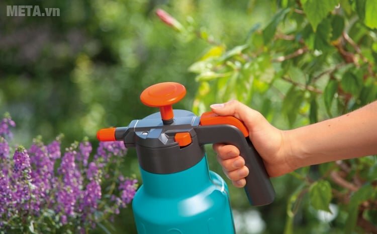 Bình xịt áp suất 1,25 lít Gardena 00814-20 thiết kế tay cầm tiện dụng. Bình xịt áp suất 1,25 lít Gardena 00814-20 thiết kế tay cầm tiện dụng.