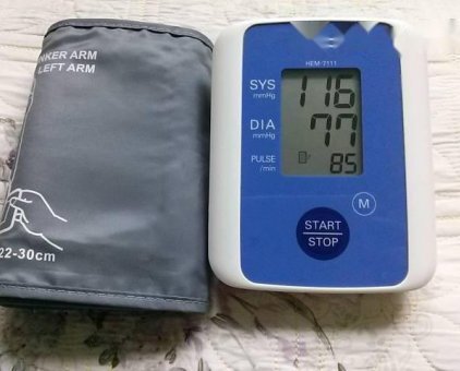 Máy đo huyết áp bắp tay Omron HEM-7111