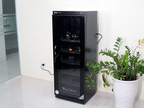 tủ chống ẩm FujiE DHC160 hút ẩm bằng IC gọn nhẹ cùng công suất 10W
