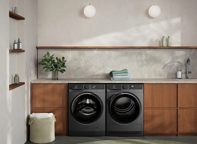 Máy sấy bơm nhiệt Electrolux UltimateCare 8 kg EDH803J5SC/EDH803J5WC
