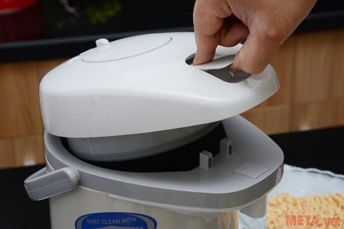 Bình thủy điện Sharp KP-20BTV mở nắp dễ dàng với nút nhấn ngay trên nắp bình.