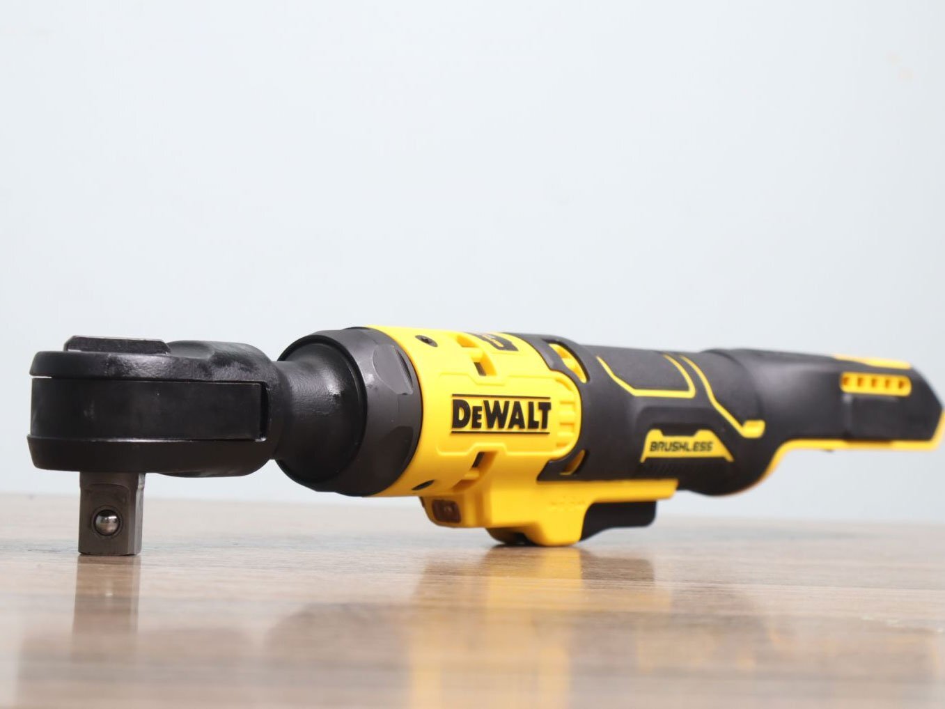 Máy siết bu lông góc thiết kế gọn nhẹ Máy siết bu lông góc