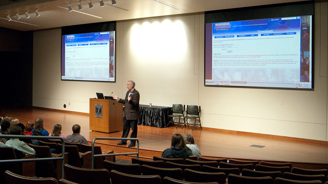 Màn chiếu điện Dalite PW150ES 150 Inch