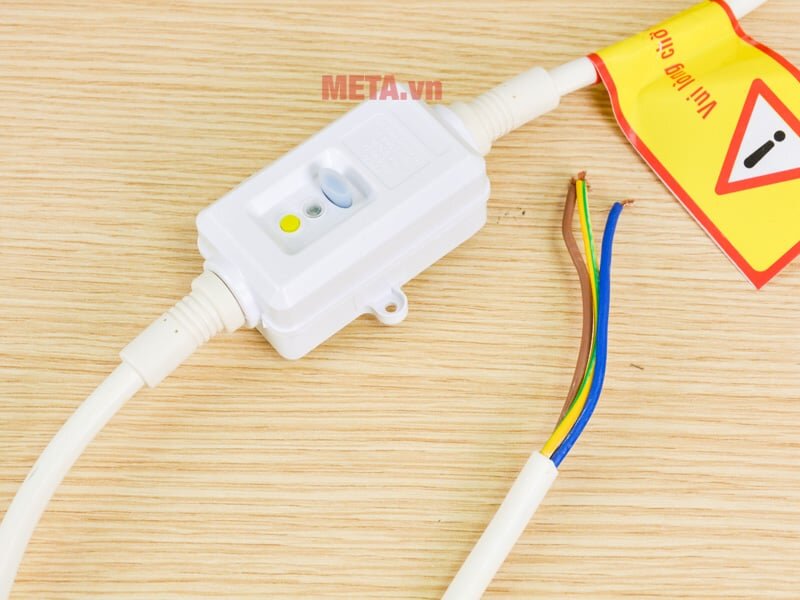 Cầu dao chống giật của bình nóng lạnh Ferroli VERDI 15 AG+