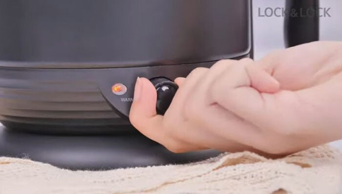 Nồi lẩu điện đa năng Lock&Lock EJP316BLK có thể tùy chỉnh nhiệt độ bằng núm vặn