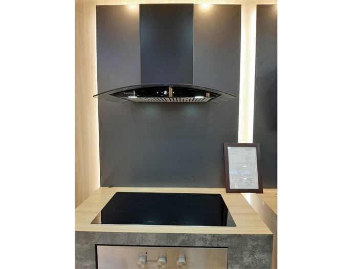 Hình ảnh thực tế của máy hút mùi kính cong Zemmer G01P1 Máy hút mùi kính cong Zemmer G01P1