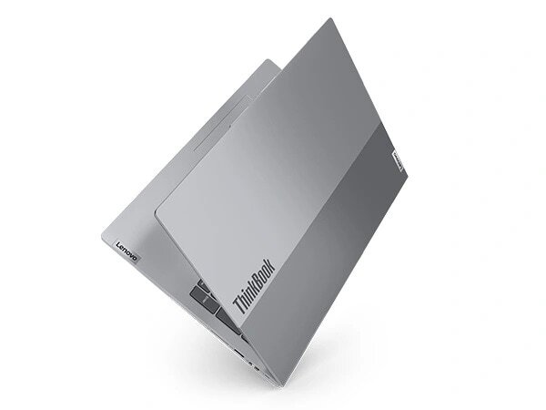 Máy tính xách tay Lenovo ThinkBook 16 Gen 6 có nắp gần như đóng lại và hướng thẳng đứng, trông giống như một cuốn sách.