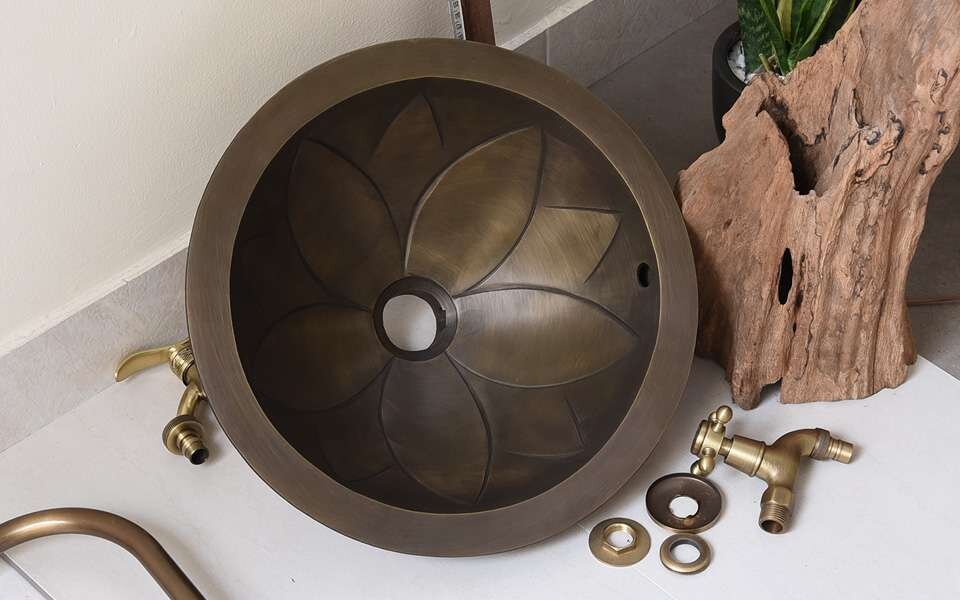 Chậu rửa lavabo bằng đồng đúc Kanly GCL02 cảm hứng từ các vật liệu tự nhiên, thân thiện, cổ kính.