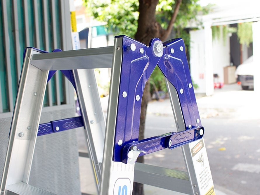 Bậc trên cùng to và rộng Thang nhôm xếp chữ A