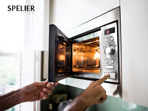 lò vi sóng có nướng Spelier SP-8206EU có nút nhấn mở cửa tiện lợi