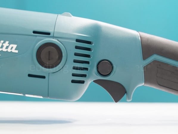 Máy dùng mô tơ chổi than Makita M9002B