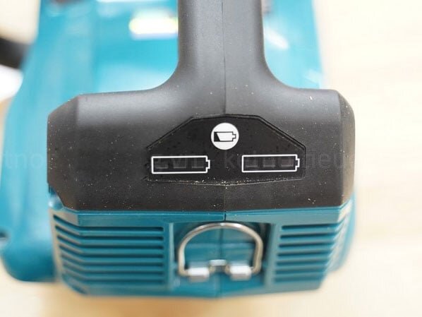 máy cưa xích dùng pin Makita  