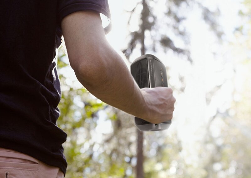 Loa LG PK3 có kích thước nhỏ gọn, dễ dàng cầm nắm trong tay