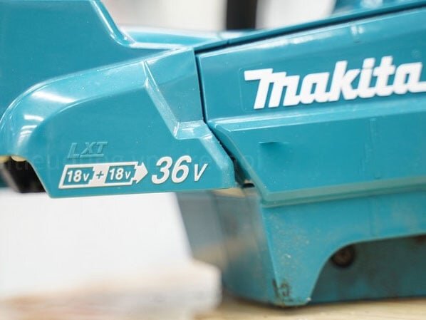 máy cưa xích dùng pin  