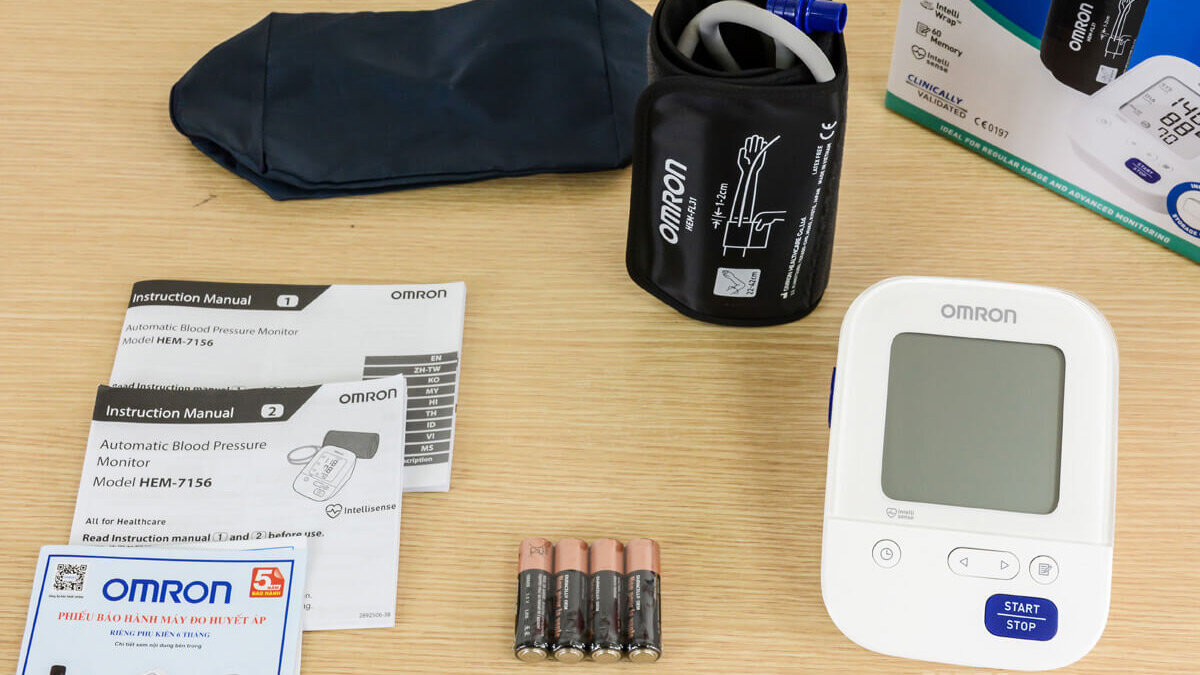 Omron HEM 7156 sử dụng pin AA hoặc bộ đổi điện Omron