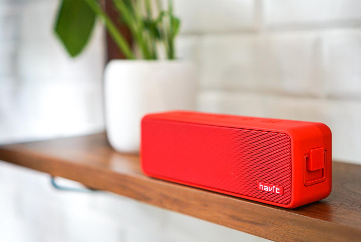 Loa được bao bọc bởi lớp cao su cứng cáp