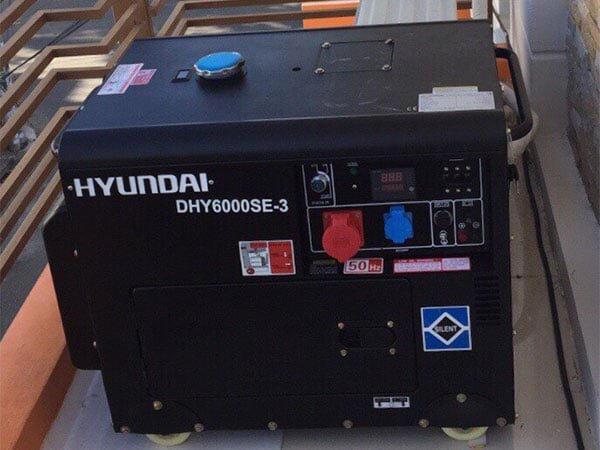 Máy phát điện chạy dầu 6 KVA 3 pha siêu chống ồn Hyundai DHY6000SE-3 Máy phát điện chạy dầu 6 KVA 3 pha siêu chống ồn Hyundai DHY6000SE-3
