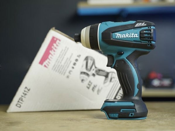 Máy vặn vít cầm tay dùng pin Makita DTP141Z 