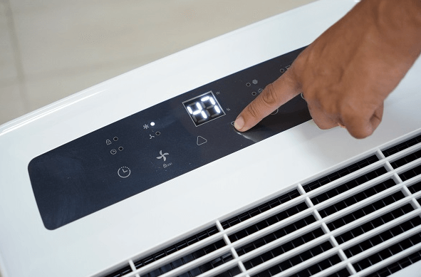 Bảng điều khiển máy hút ẩm FujiE HM 650EC khá đơn giản với các nút cảm ứng nhạy bén